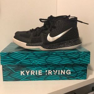 Nike KYRIE 3 Size 4Y shoes